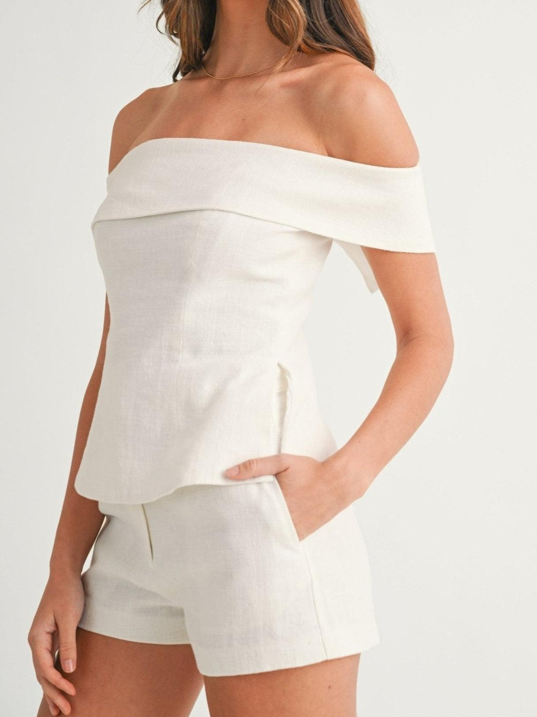 Completo donna in misto cotone, top corto e pantaloni ampi, ideale per un look estivo.