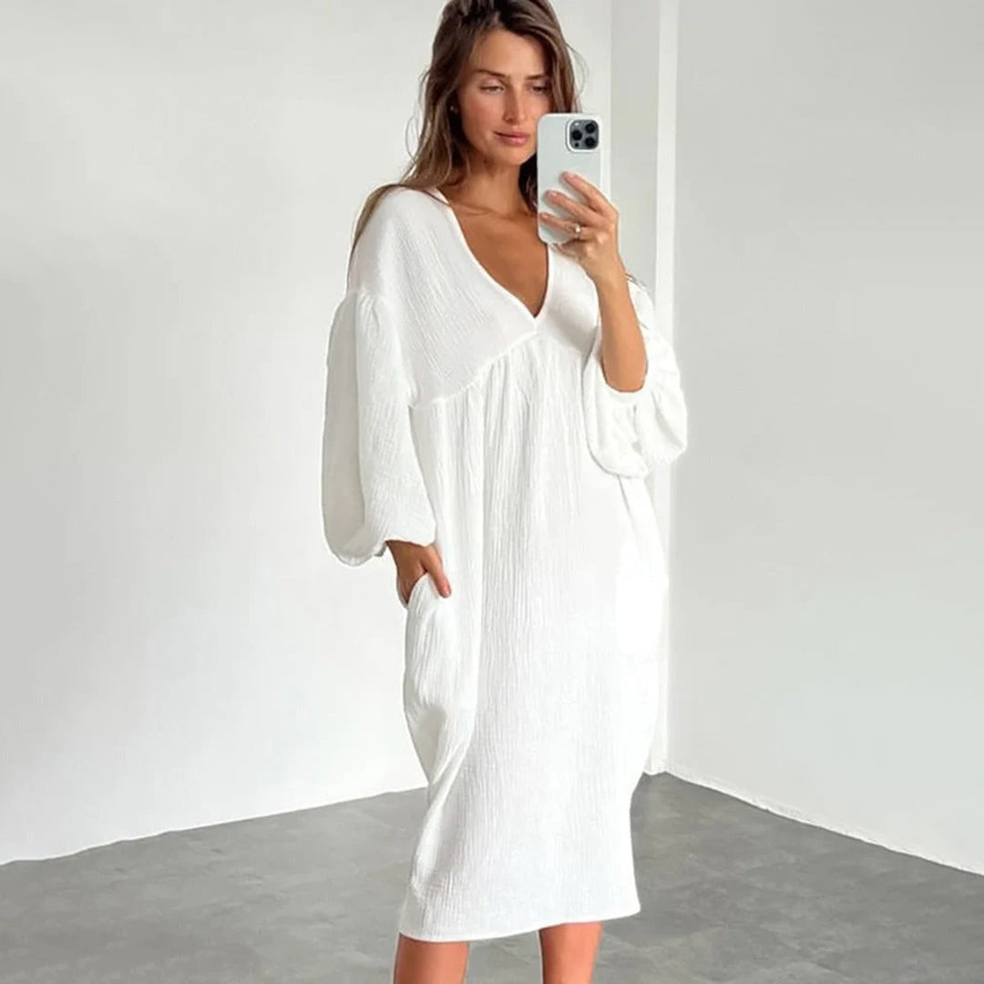 Dettaglio scollo a V dell'abito midi casual donna, design elegante e vestibilità ampia. Moda e comfort.