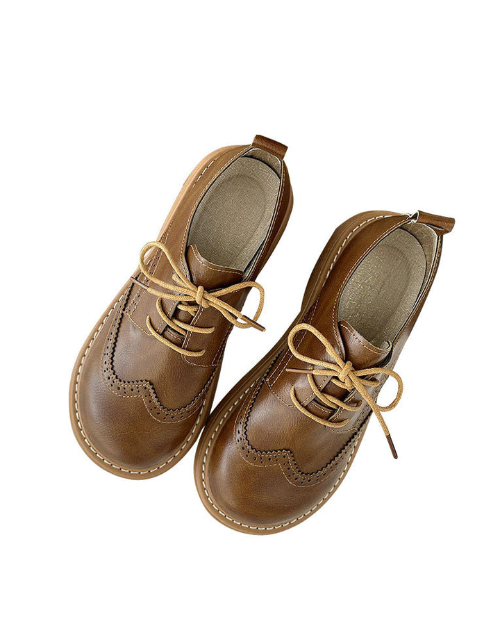 Tendenza moda donna: scarpe Oxford con punta quadrata ampia. Calzature versatili per outfit eleganti e casual.