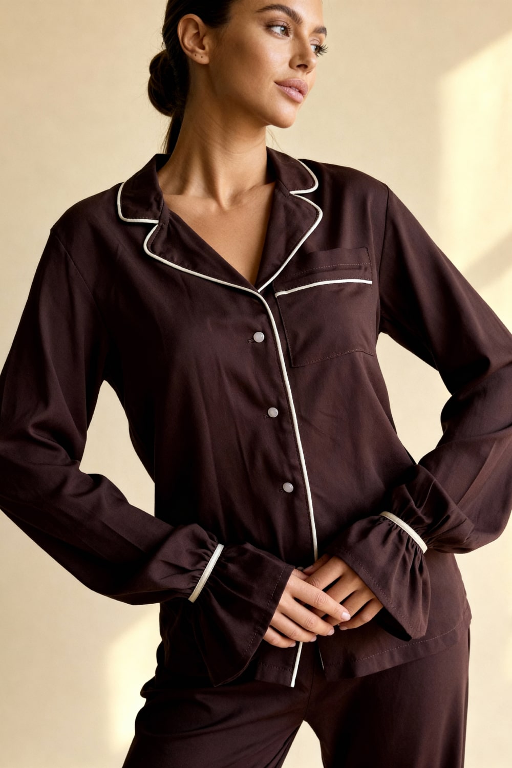 Set pigiama donna leggero e confortevole, con top a maniche svasate e pantaloni lunghi per un relax ottimale.