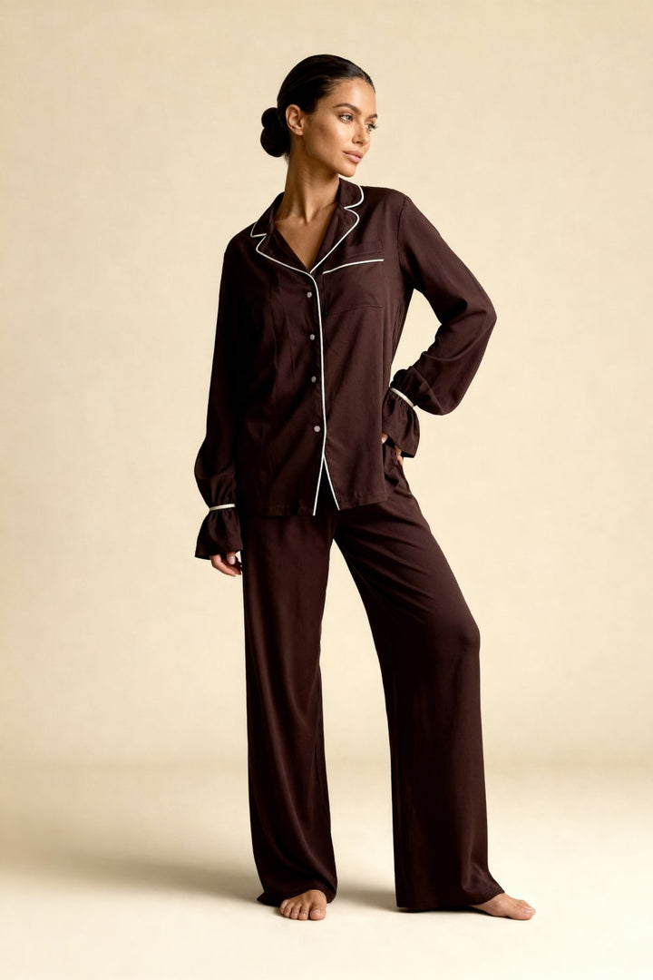 Abbigliamento casa donna stile elegante: set pigiama leggero con top revers e pantaloni coordinati per massimo comfort.
