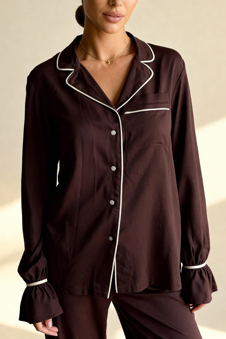 Set pigiama donna leggero, un due pezzi elegante con top revers e pantaloni coordinati. Ottimo per comfort e stile.