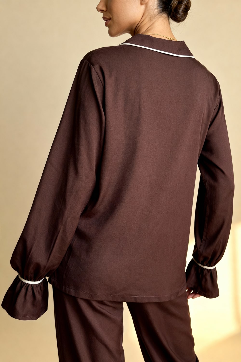 Pigiama donna leggero per un relax estivo o primaverile. Set due pezzi con top revers e pantaloni coordinati comfort.