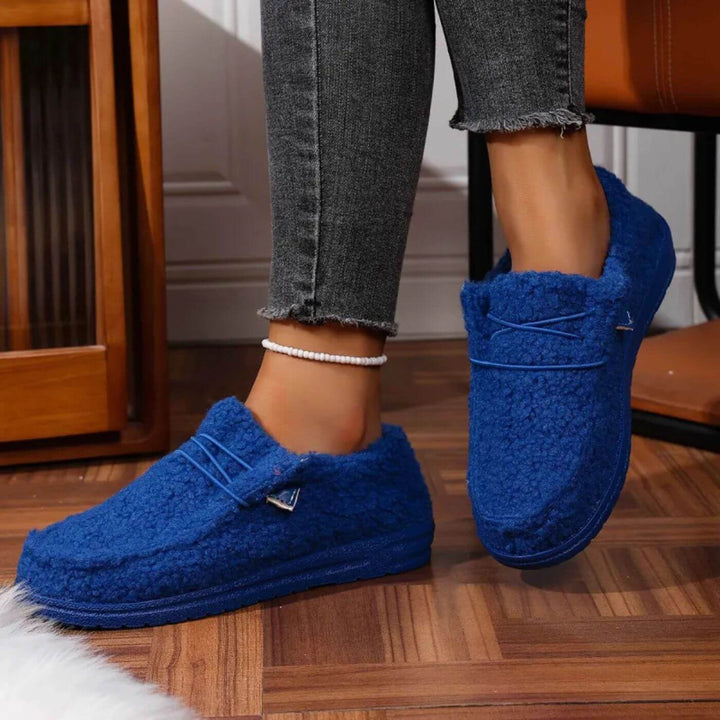 Eleganti pantofole invernali da donna, design slip-on per calore e relax dei piedi, ideali come regalo.