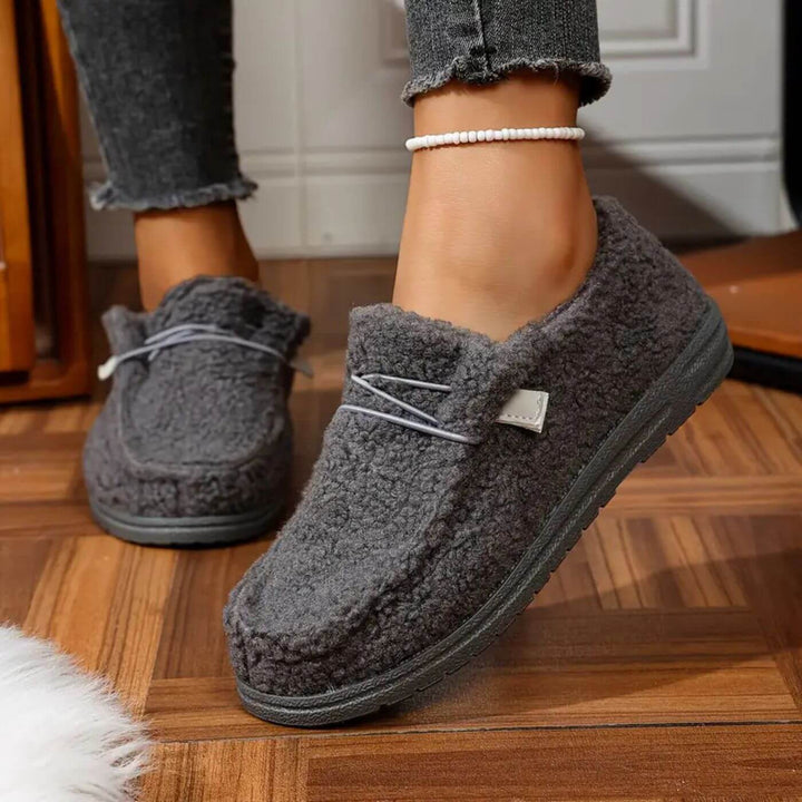 Scarpe invernali slip-on da donna per la casa, offrono comfort e calore ai piedi, perfette per relax quotidiano.