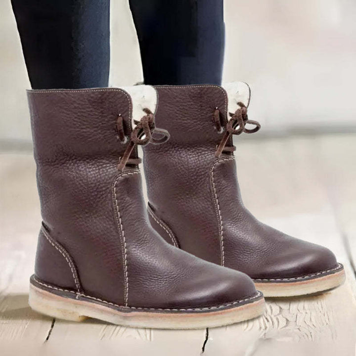 Stivali rossi da donna, invernali, impermeabili e antiscivolo, per un look vivace e caldo.