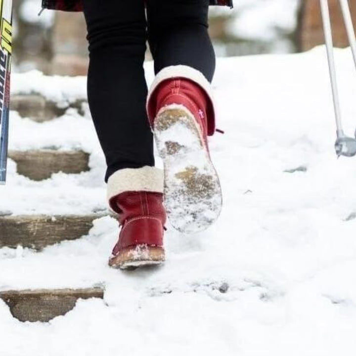 Primo piano su stivali invernali impermeabili da donna, caldi e robusti per la neve.