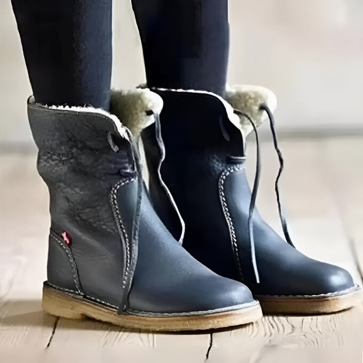 Stivali donna eleganti neri, impermeabili e caldi, perfetti per la moda inverno.