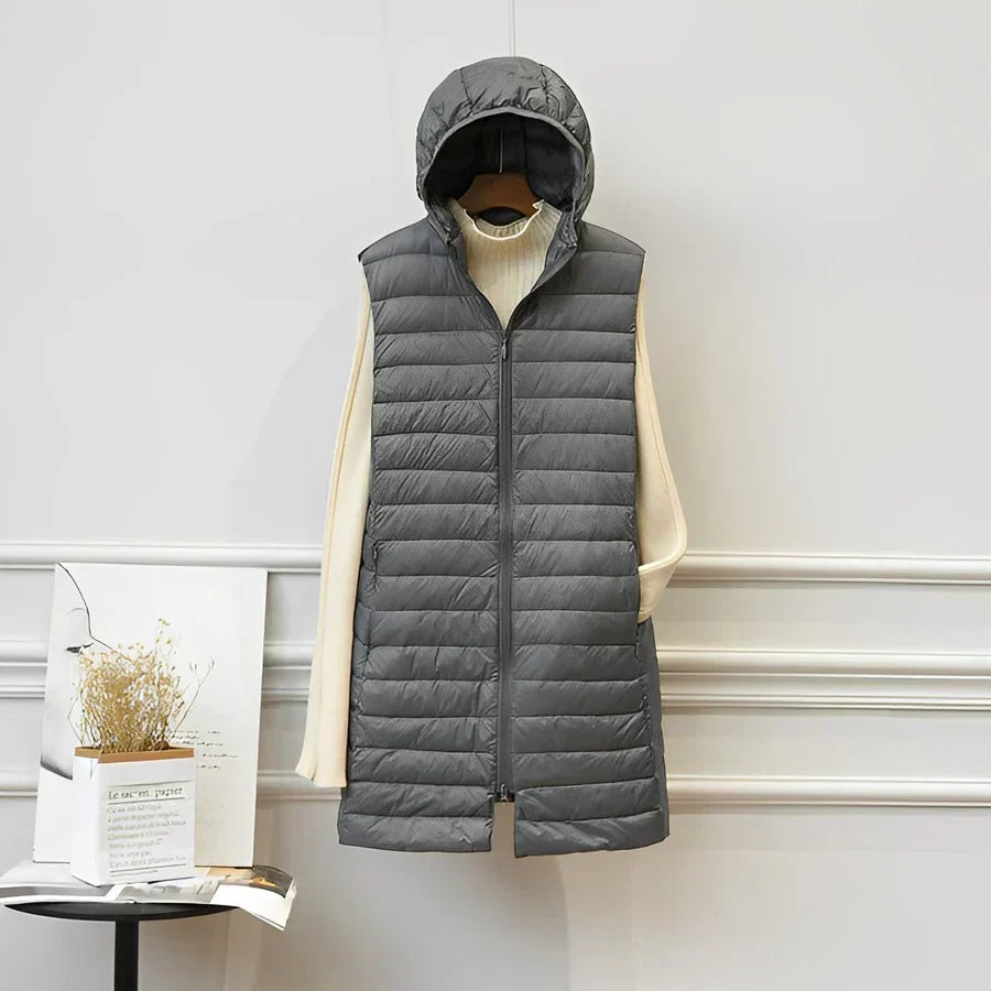 Piumino lungo elegante donna senza maniche, un soprabito moderno per outfit di moda italiana. Vestibilità chic.