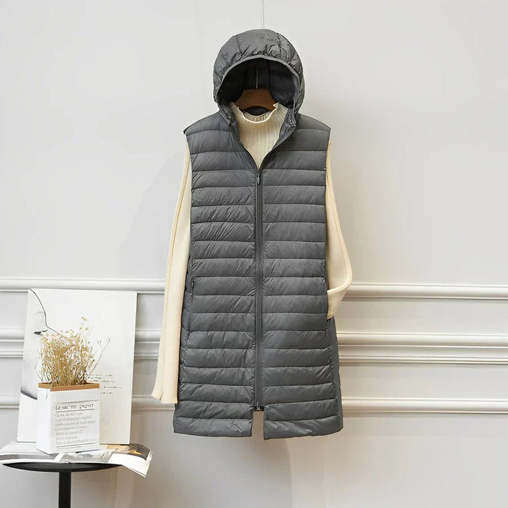 Piumino lungo elegante donna senza maniche, un soprabito moderno per outfit di moda italiana. Vestibilità chic.