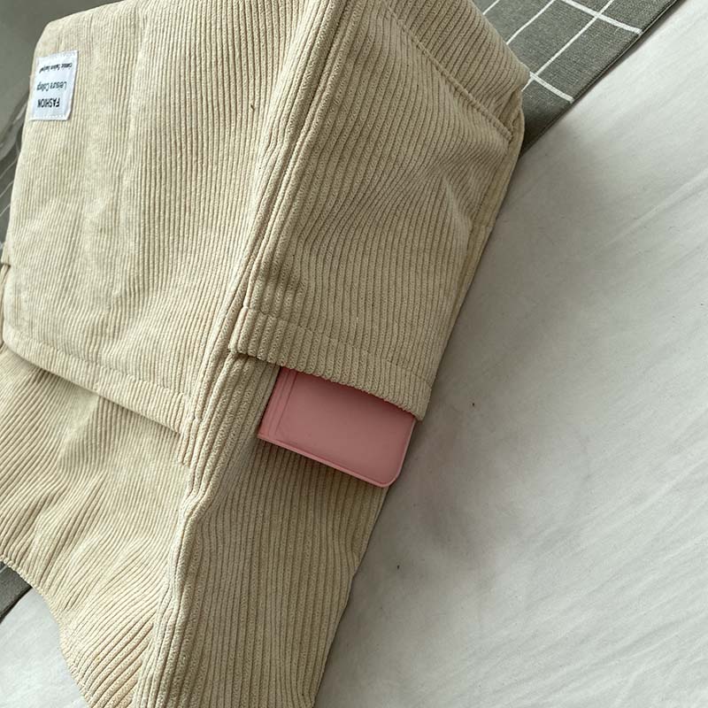 Borsa grigia in velluto a coste, borsa a tracolla elegante e capiente, look versatile.