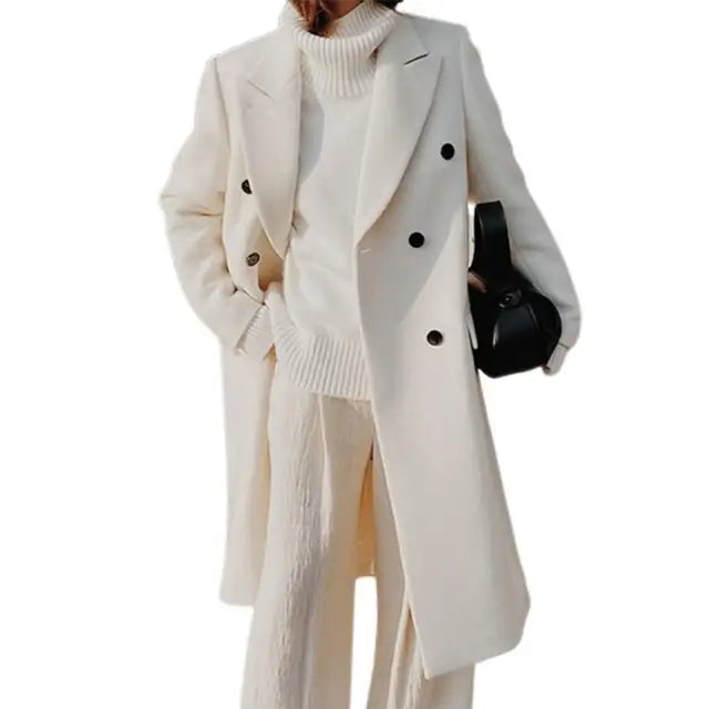 Elegante cappotto lungo da donna in lana, perfetto per un outfit sofisticato. Abbigliamento invernale classico.