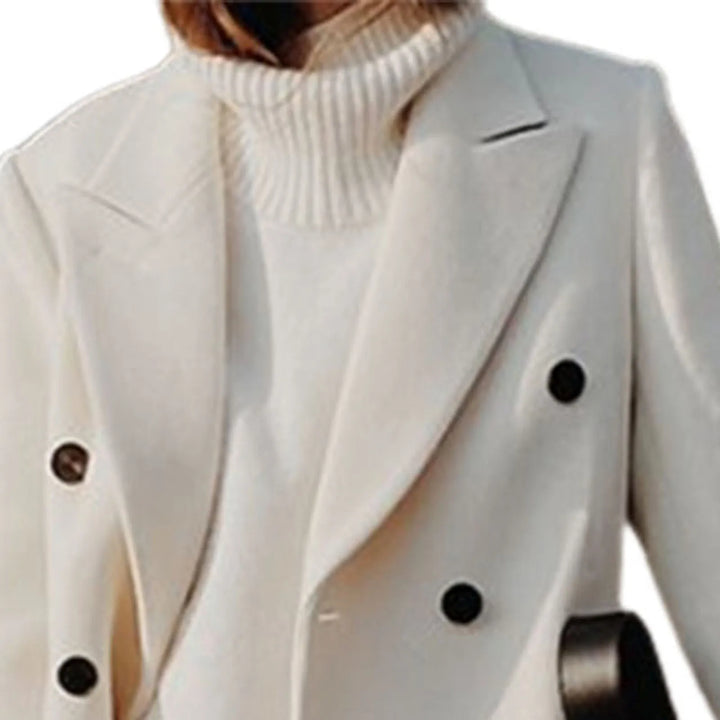 Cappotto invernale da donna in lana bianca, sofisticato e chic. Perfetto per un look elegante e confortevole.