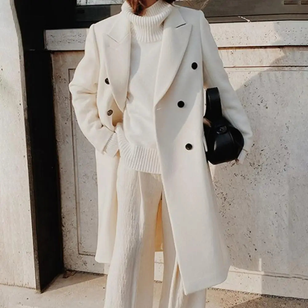 Cappotto donna in lana dal design classico ed elegante, ideale per un look sofisticato e caldo in inverno.
