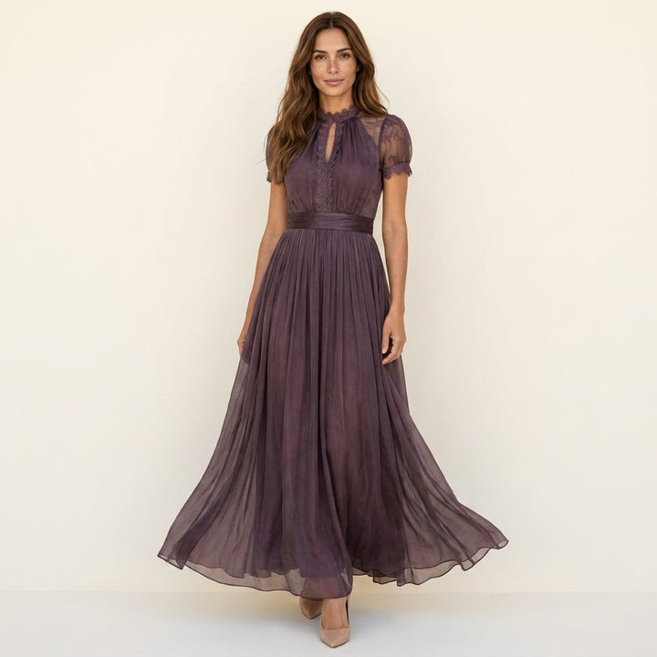 Abito lungo vintage da donna viola con raffinato pizzo elegante, perfetto per serate e cerimonie speciali.
