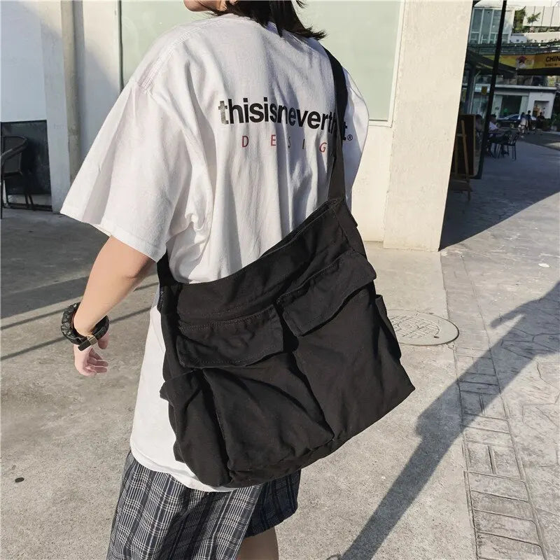 Borsa a tracolla da donna, in resistente tela multicolore, accessorio versatile per ogni occasione.