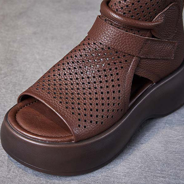 Sandali donna neri con plateau, offrono comfort e stile per l'estate.