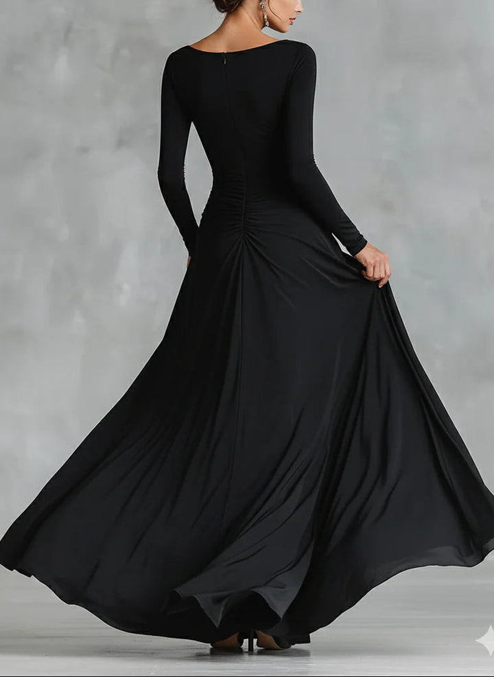 Vestito donna slim nero con maniche lunghe e scollo a barca, abito elegante da sera per una silhouette raffinata.