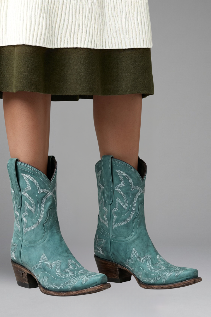 Stivali cowboy donna con gambale medio comodo e tacco basso stabile. Ricami western per uno stile unico.