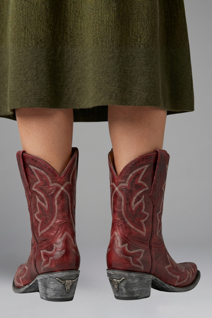 Audaci stivali cowboy turchesi da donna, ricamati. Gambale medio e tacco basso per un tocco unico e di tendenza.