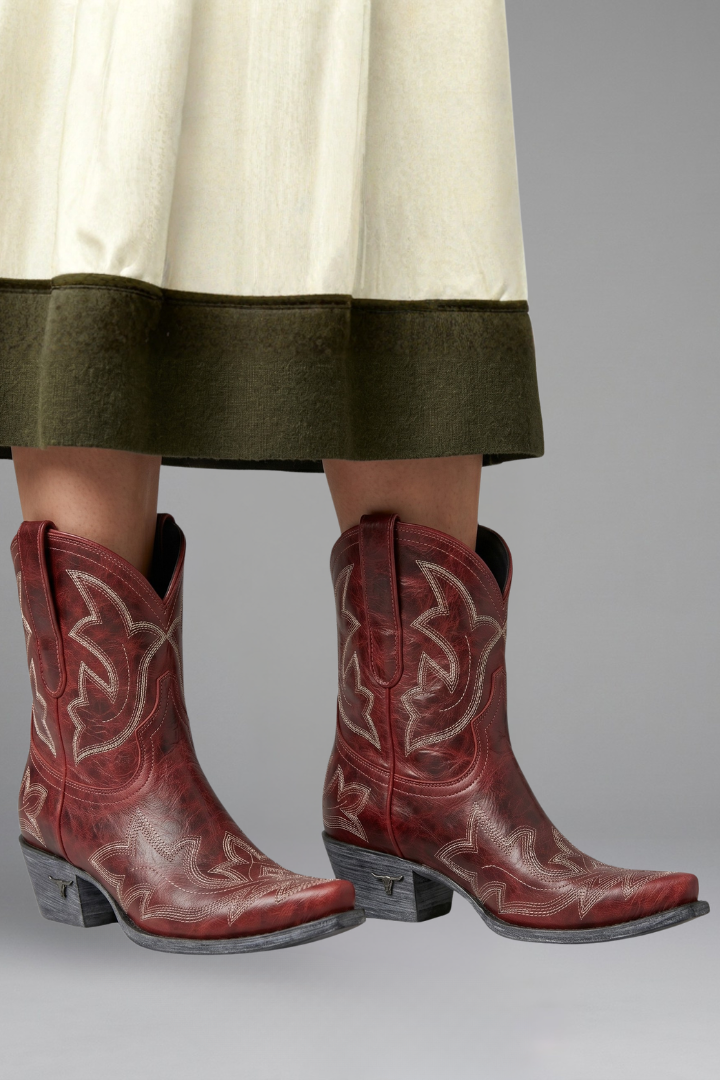 Eleganti stivali cowboy marroni, ricamati, con gambale medio e tacco basso. Scarpe moda dal fascino western.