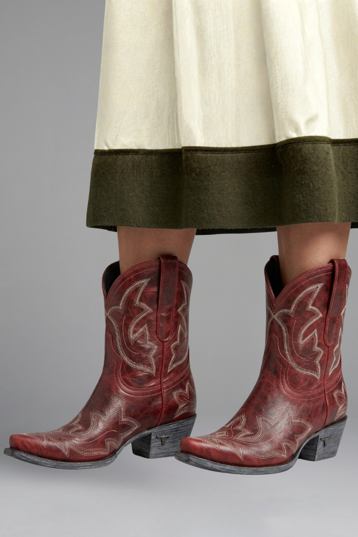 Dettaglio del ricco ricamo su stivali cowboy da donna. Gambale medio e tacco basso in perfetto stile western.