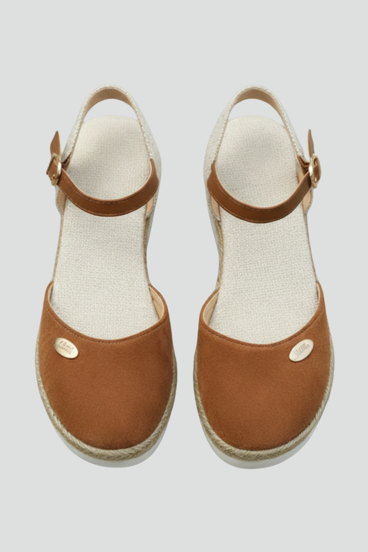 Espadrillas donna slingback con punta chiusa in tela, suola in corda naturale. Perfette per un look estivo casual-chic.
