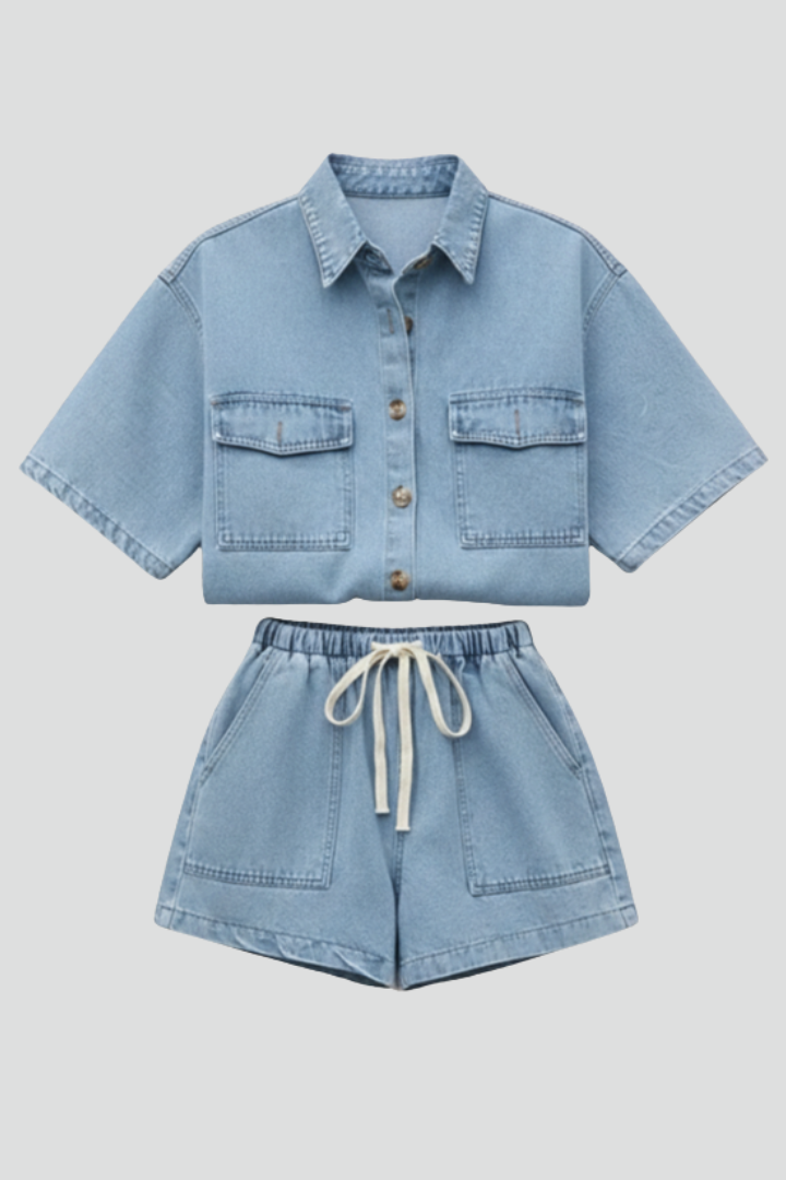 Completo denim donna con giacca maniche corte e shorts vita alta, ideale per outfit casual estivi.