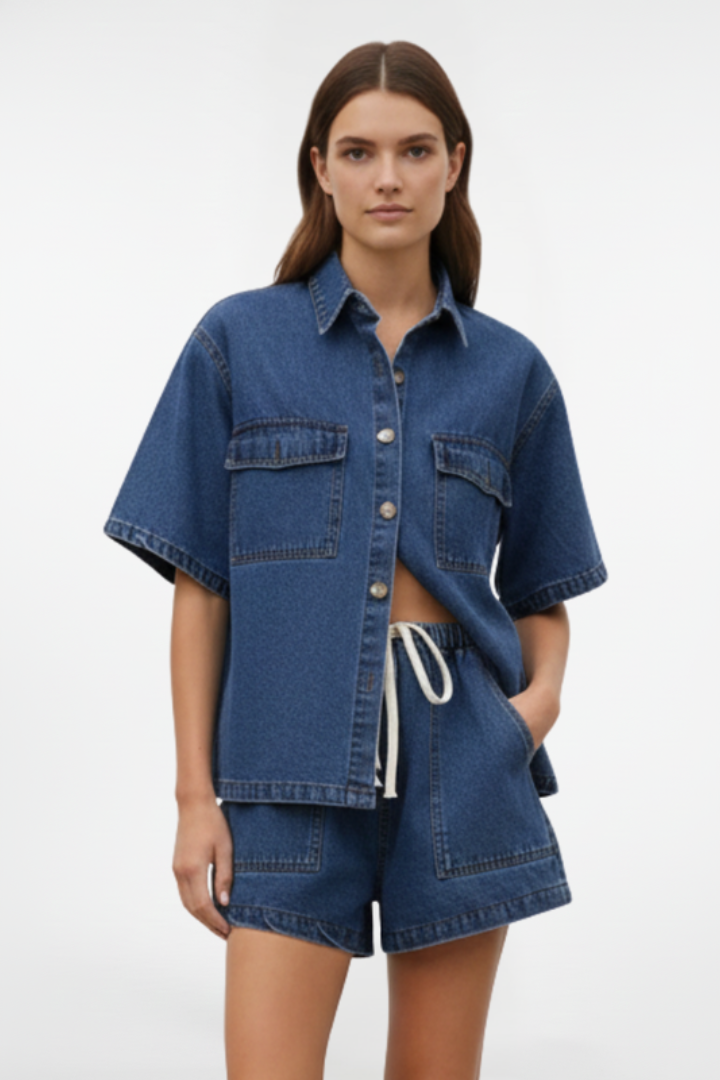 Abbigliamento coordinato denim: giacca corta e shorts vita alta per un set donna estivo versatile.