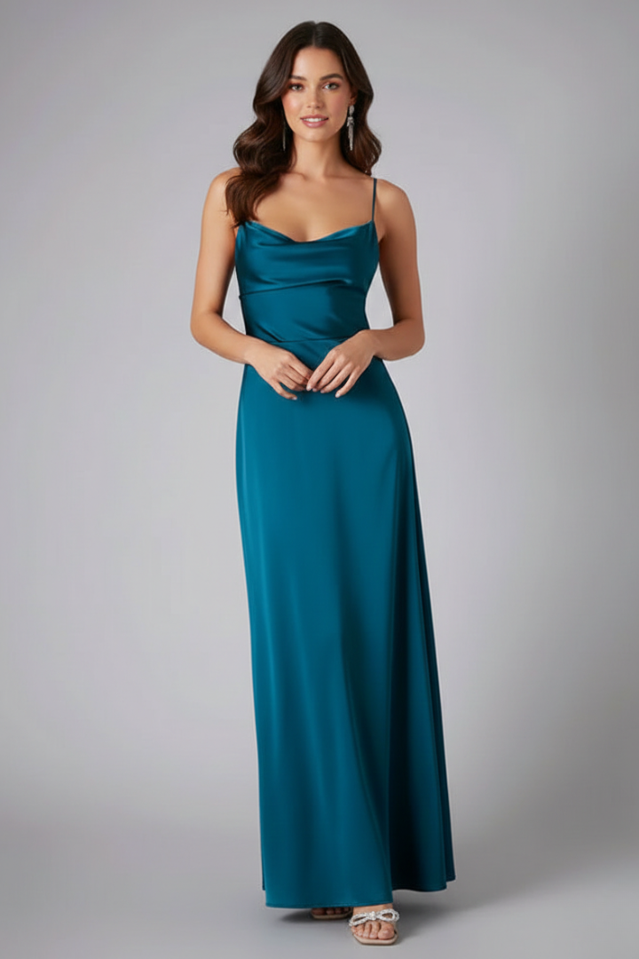 Abito da cerimonia maxi, senza maniche, con spacco. Vestito elegante donna per un look sofisticato e moderno.