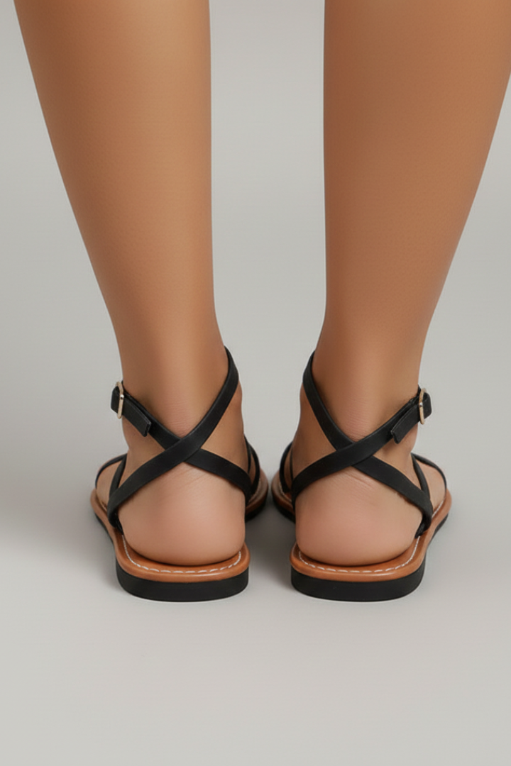 Sandali donna neri con fasce intrecciate e cinturino. Calzature comode per l'estate, punta aperta.