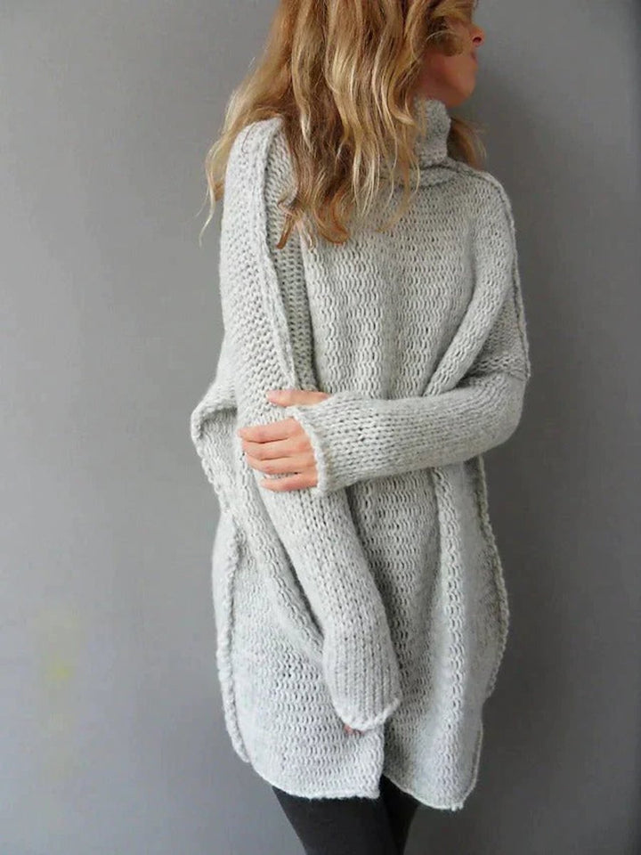 Maglia spessa grigia da donna, maglione lungo con collo alto. Caldo e comodo per la moda invernale.