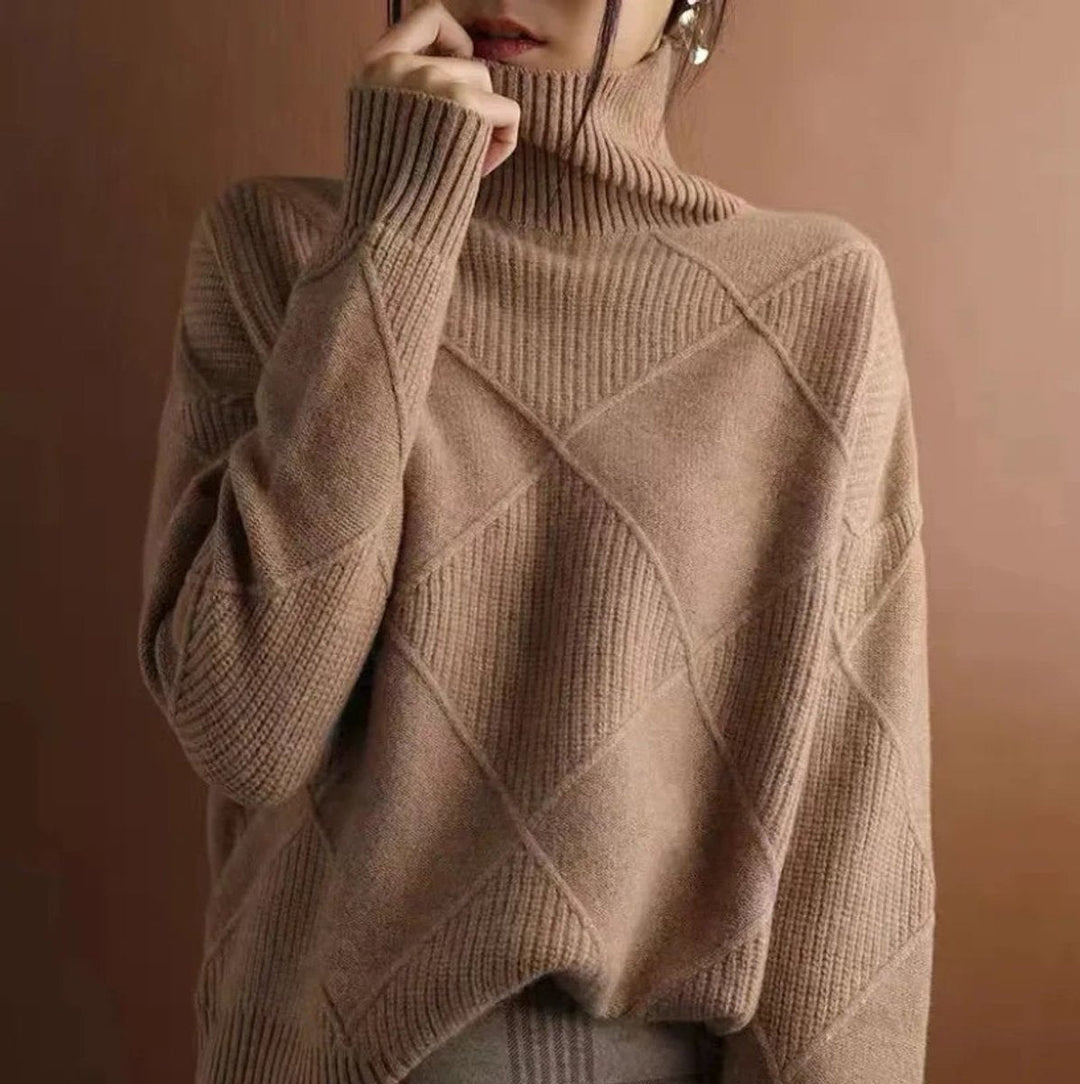 Maglione da donna invernale a rombi, collo alto. Morbidezza e comfort avvolgente per ogni occasione.
