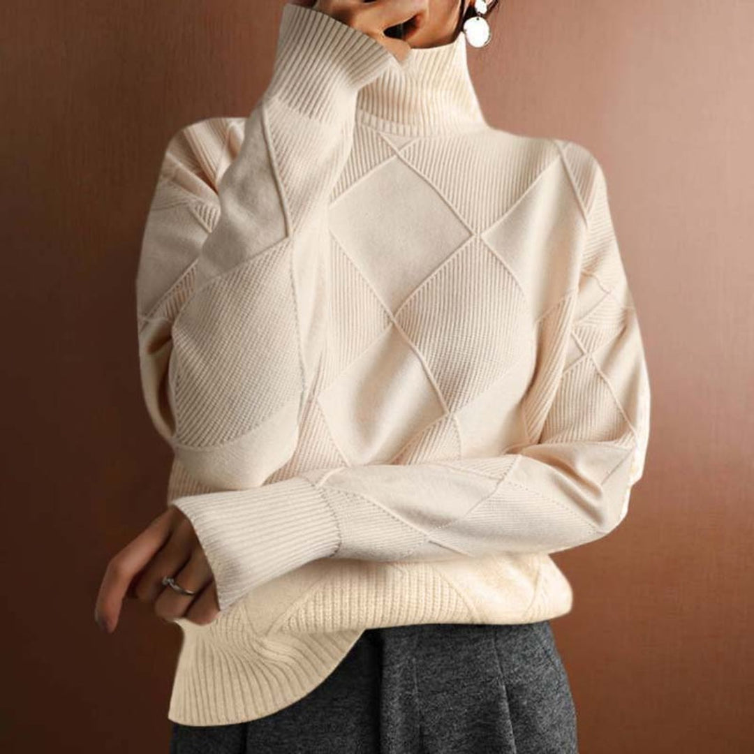 Maglione da donna colorato a rombi, collo alto. Caldo e accogliente per le giornate fredde, look casual.