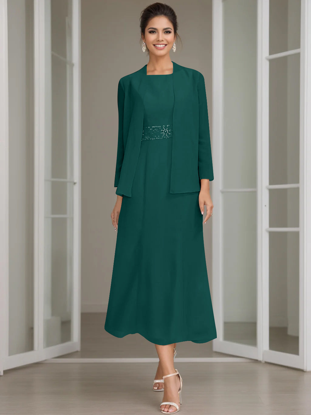 Abito formale donna, completo giacca e vestito midi elegante, con perline raffinate.