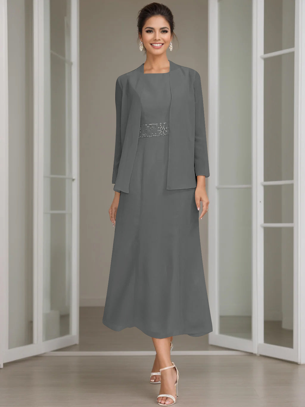 Abito cerimonia donna sofisticato, giacca elegante e vestito con perline per eventi.