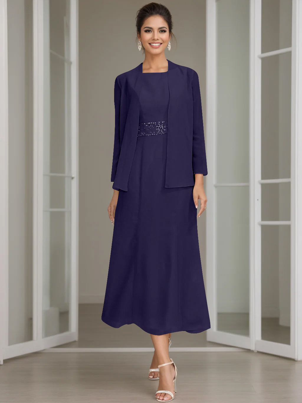 Vestito elegante con giacca impreziosita, un abito cerimonia per invitata, moda donna.