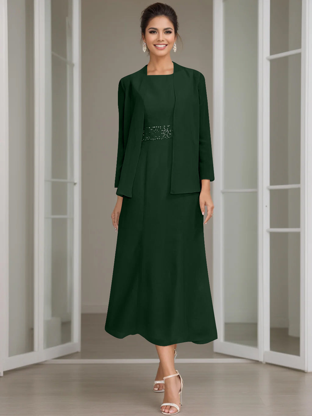 Giacca formale con perline, abito elegante donna, un look sofisticato per eventi speciali.