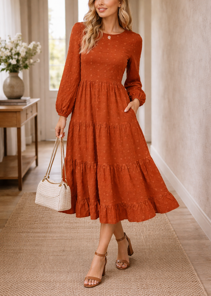Abito lungo donna elegante e fluido con scollo rotondo, maniche lunghe a pois svizzeri. Ideale primavera/estate.
