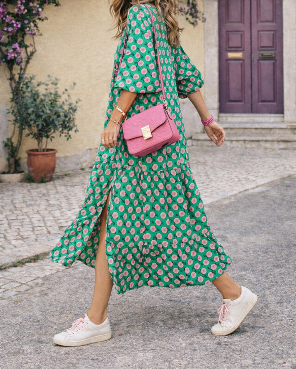Abito lungo donna casual-chic scollo a V, vestibilità fluida. Ideale per un look estivo elegante e comodo.