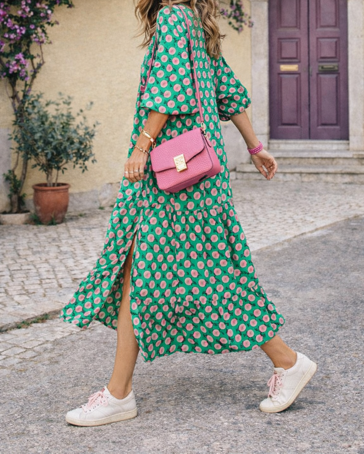Abito lungo donna casual-chic scollo a V, vestibilità fluida. Ideale per un look estivo elegante e comodo.