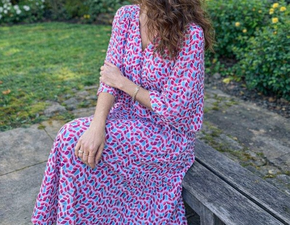 Abito lungo estivo donna con scollo a V, design fluido e morbido. Ideale per occasioni casual o semi-formali.