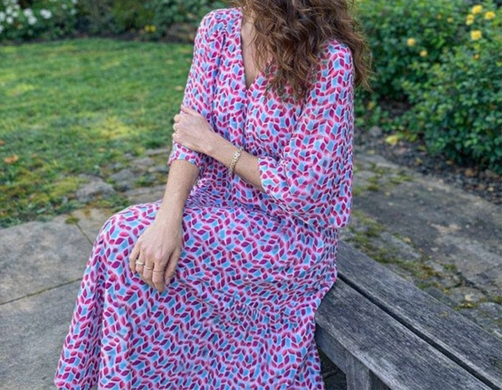 Abito lungo estivo donna con scollo a V, design fluido e morbido. Ideale per occasioni casual o semi-formali.