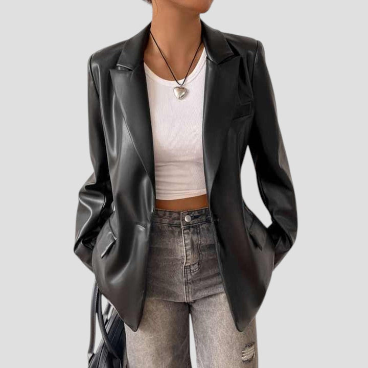 Elegante blazer nero da donna, modello oversize per comfort e stile. Capo chic e versatile per outfit di tendenza.