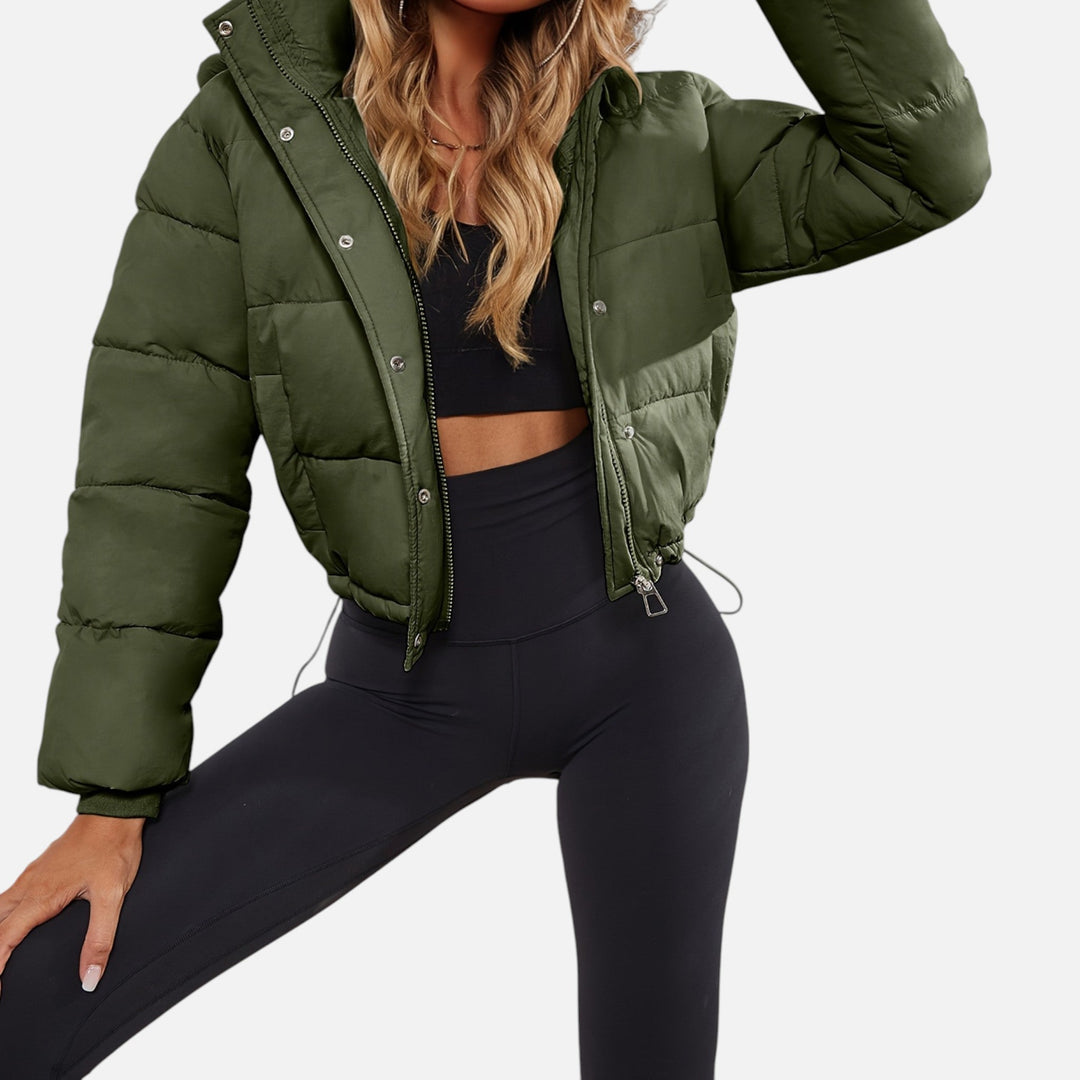 Giacca imbottita corta da donna nera, calda e moderna, perfetta per l'inverno e lo streetwear urbano.