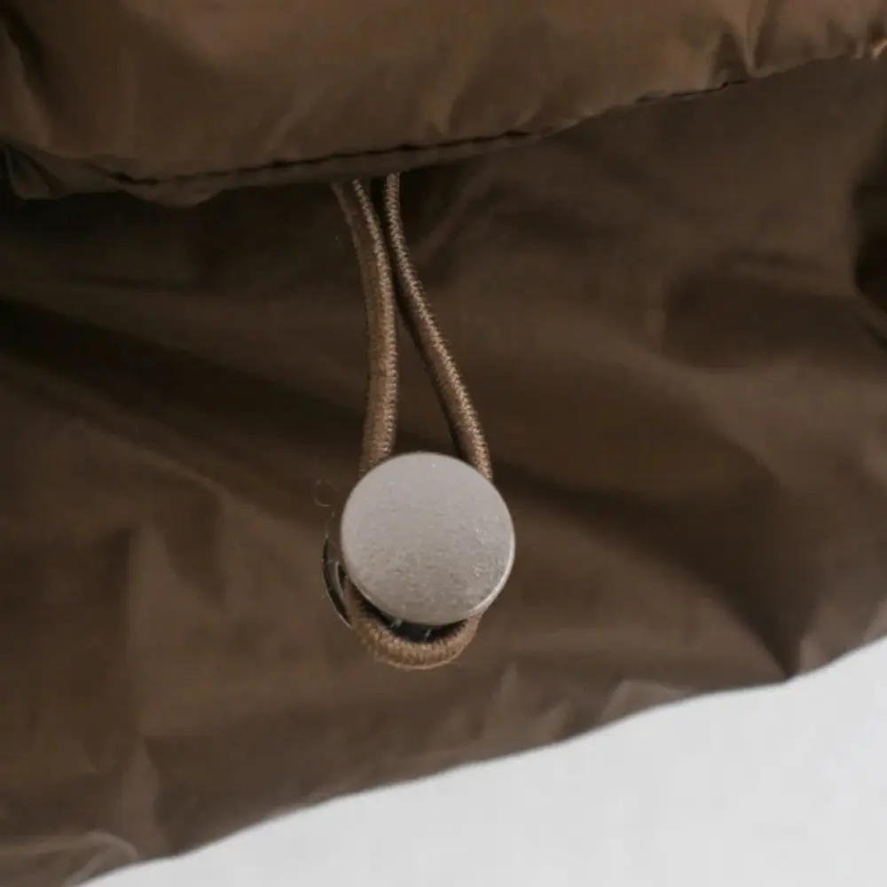 Gilet imbottito corto da donna, design moderno con colletto alto, perfetto per outfit streetwear e inverno.
