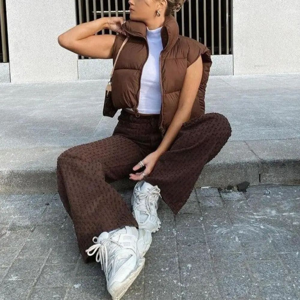 Gilet donna corto elegante con imbottitura, ideale per il layering in autunno/inverno, look casual o chic.