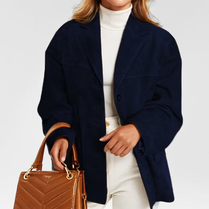 Blazer donna chic blu scuro effetto scamosciato. Capo spalla femminile, ideale per un look elegante e di tendenza.