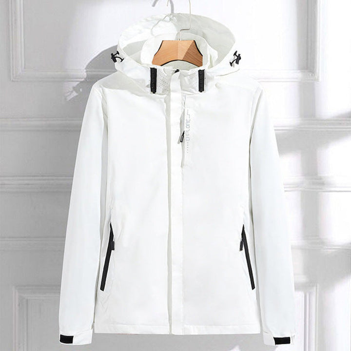 Giacca bianca antivento da donna con cappuccio. Tasche zip. Essenziale per il guardaroba casual di ogni stagione.
