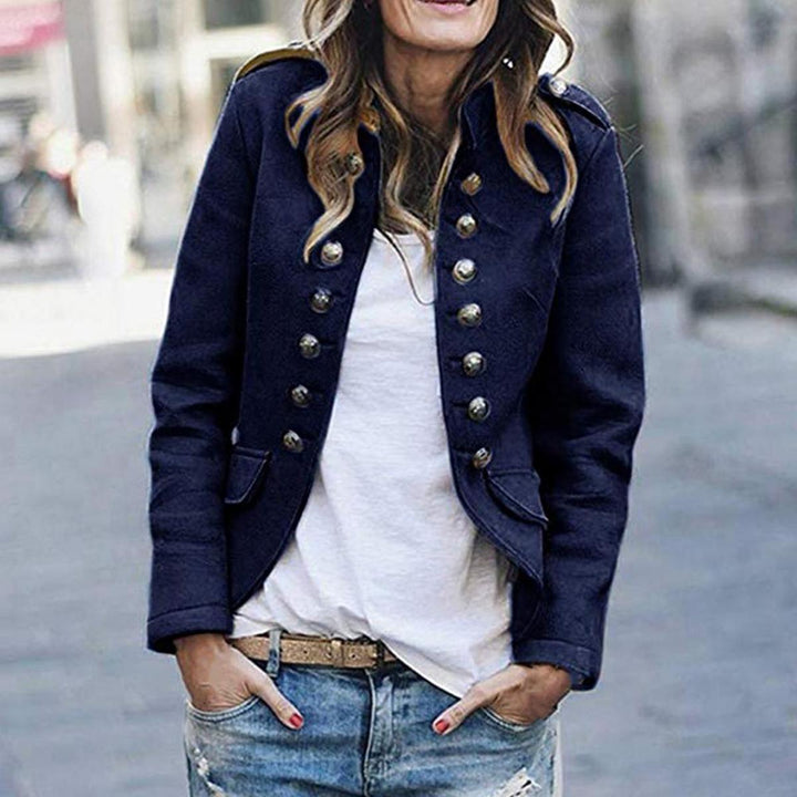 Giacca donna stile militare con bottoni frontali e tasche, perfetta per outfit versatile primavera/autunno.